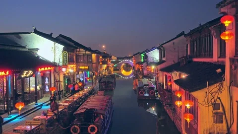 View down the Suzhou Canal with small boats floating Vídeo Stock 76649047