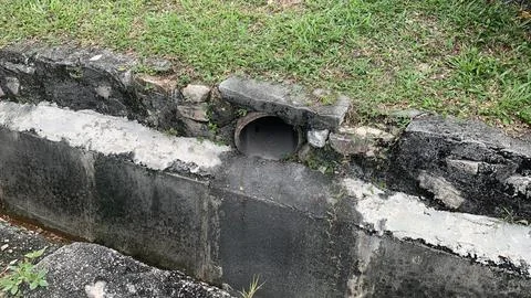 View a drain on the side of the road for the purpose of properly draining Foto stock