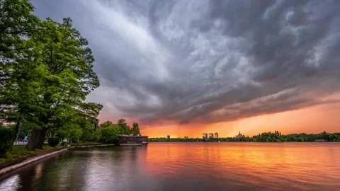 View of a dramatic storm over Herastrau Lake at sunset, Romania. Vídeos de archivo 335600666