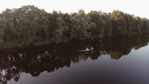 View from the dron of the couple in the boat floating down the river Video stock 92354298