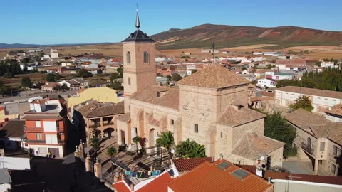 View from drone, city of urda, spain, toledo, Spanish villages, church, traditio Vídeos de archivo 227900375