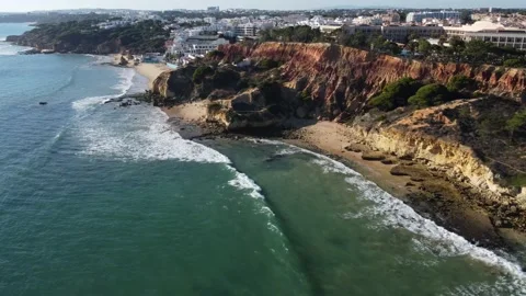 View the drone of the cliff on the ocean and the Portuguese town of Albufera. Stock-Footage 187664979