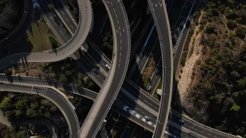 View from the drone down on a tangled and intersecting road with traffic, Vidéo 166877648