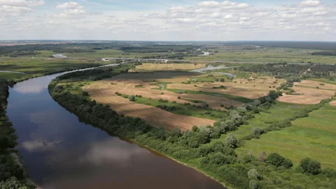  View from a drone flying over the river during daylight hours in summer.  库存影片 170566637