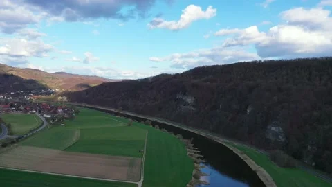 View of drone of landscape of river Weser and village Doelme  in Germany Vidéo 151976441