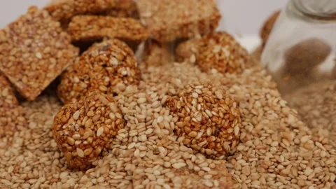 View of dropping sesame seeds over a plate with a glass bowl around Stock Footage 147695205