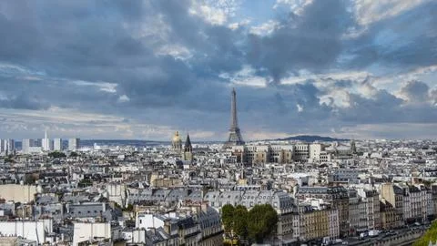 View of the Eiffel Tower and the city of Paris with dramatic clouds 스톡 사진