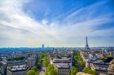 A view of the Eiffel Tower and Paris, France from the Arc de Triomphe. Stockfoto's