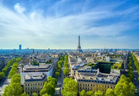 A view of the Eiffel Tower and Paris, France from the Arc de Triomphe. Stockfoto's