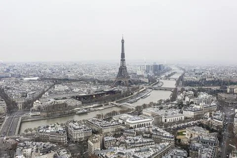 View on Eiffel tower and the river over the roofs of Paris on a grey cloudy d Stock-Fotos