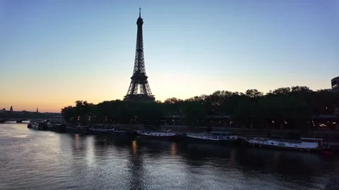 View of Eiffel Tower and Seine river at dawn in Paris, France. Copy space Vidéo 336251349