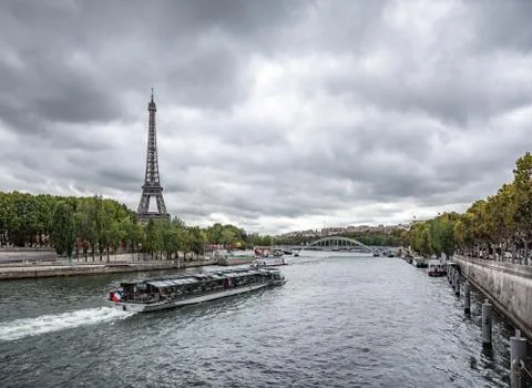 View of the Eiffel Tower and the Senna River in Paris, France. Foto stock