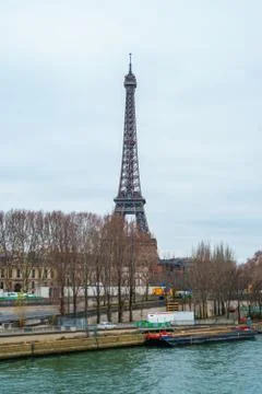 View of Eiffel Tower and sienna river in Paris, France Foto stock