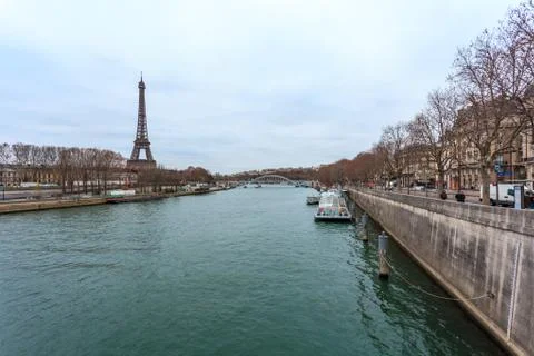 View of Eiffel Tower and sienna river in Paris, France Stock-Fotos