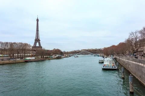 View of Eiffel Tower and sienna river in Paris, France Foto stock