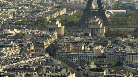 View of the Eiffel Tower in the center of Paris at sunset. A drone flies over a Stockbeeldmateriaal 231880174