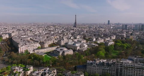 View of the Eiffel Tower in the center of Paris at sunset. A drone flies over a Video stock 232025115