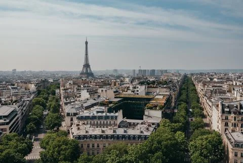 View of Eiffel Tower over rooftops of Paris from Arc de Triomphe. Foto stock