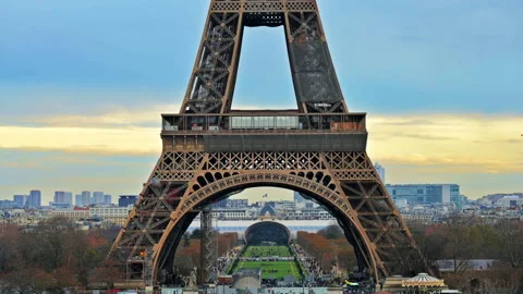 View of the Eiffel Tower in Paris from the Trocadero Square at sunset, France. Stock-Footage 233394501