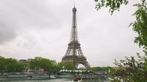 View of the Eiffel Tower from the right bank of the Seine River. Video stock 310178549