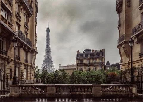 View of the Eiffel Tower from a small cobbled dead-end street of the Chaillot 库存照片