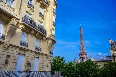 A view of the Eiffel Tower from the streets of Paris, France. Foto stock
