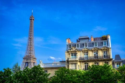 A view of the Eiffel Tower from the streets of Paris, France A view of the... Stock-Fotos