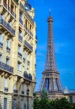 A view of the Eiffel Tower from the streets of Paris, France A view of the... Stock-Fotos