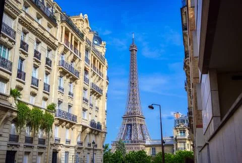 A view of the Eiffel Tower from the streets of Paris, France A view of the... Stock-Fotos