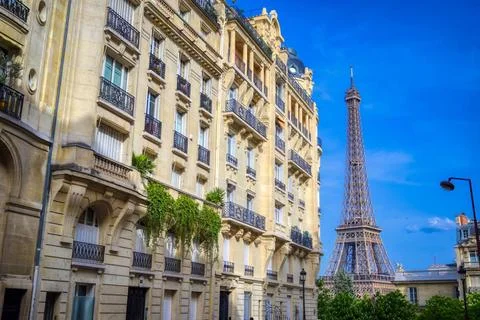 A view of the Eiffel Tower from the streets of Paris, France A view of the... Stock-Fotos