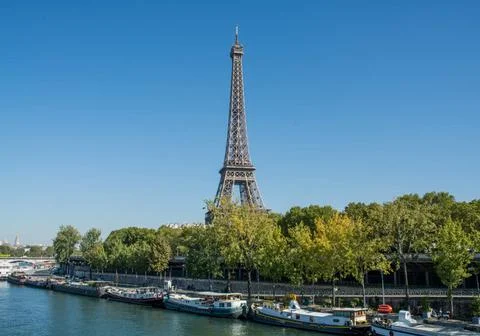View of the Eiffel tower walking through Paris view of the Eiffel tower wa... Stock-Fotos