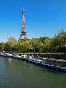 View of the Eiffel tower walking through Paris view of the Eiffel tower wa... Stockfoto's
