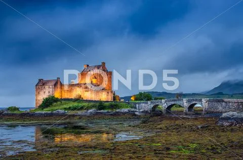 View of eilean donan castle at sunset in scottish highlands Stock Photos