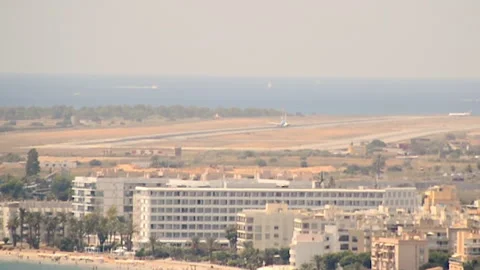 A view from Eivissa fortress while an airplane is running and taking off. Vidéo 152685384