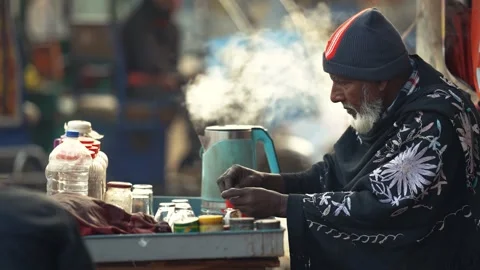 View of an elderly man preparing tea at a street stall, Bangladesh. Stock-Footage 335486715