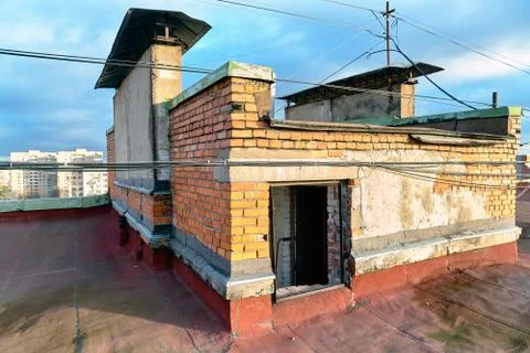 A view of the elements of the roof of a modern multi-storey brick building Foto stock