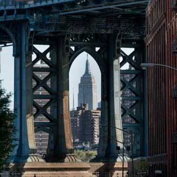 View of the Empire State Building through Manhattan Bridge 스톡 사진
