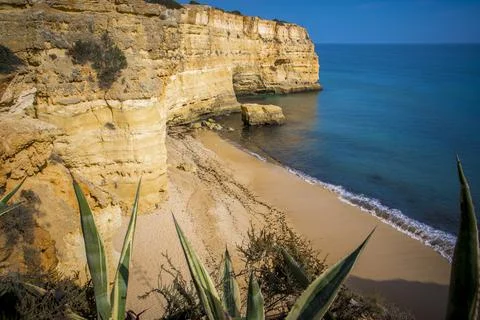 View on empty beach in Carvalho, Algarve, Portugal. 스톡 사진