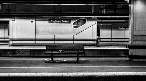 View of an empty bench on a platform in the Central Station (Stockholm Centra Stock-Fotos