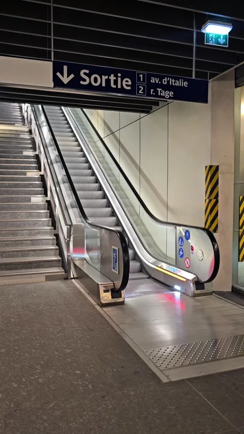 View of an empty escalator in the subway Video stock 330910356