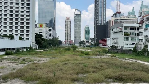 View of an empty plot of land in downtown Bangkok near the Ratchaprasong Vídeos de archivo 254513310