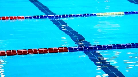 The view of an empty public swimming pool indoors Vidéo 237384326