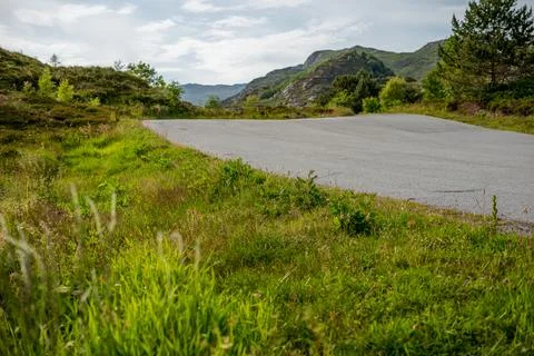View of empty road leading to mountains daylight 库存照片