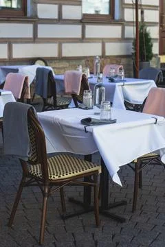 View of empty street cafe restaurant outdoor terrace veranda decoration on pe Foto stock