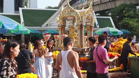 View of Erawan Shrine at Ratchaprasong Intersection. Stock Footage 284025335