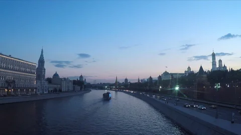 View of evening Kremlin and the river 스톡 동영상 82370563
