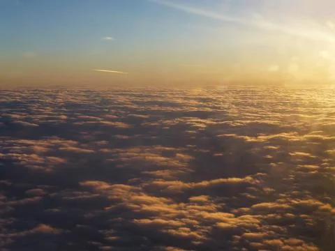 View of the evening sky above the clouds and the sun setting behind the horizon Foto stock