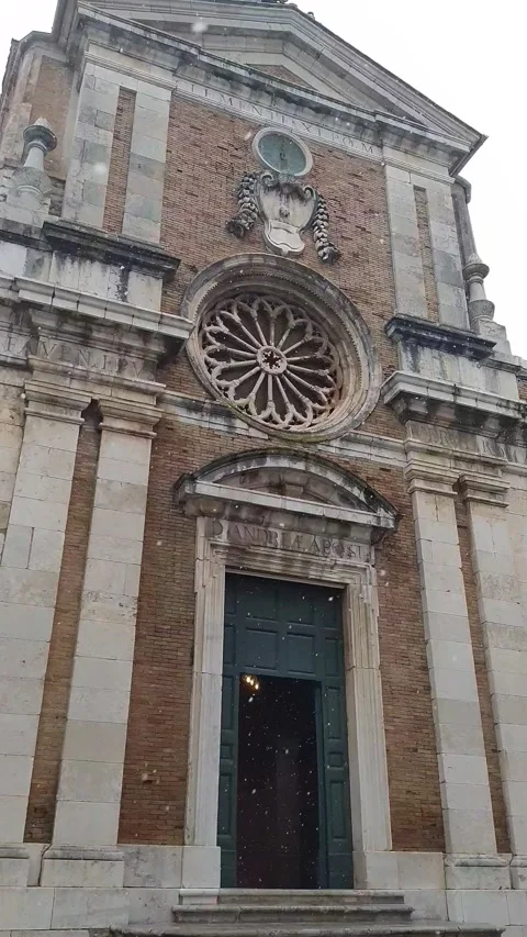 View of the facade of St. Andrew cathedral of Veroli while snowing Vídeo Stock 147034751