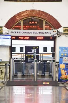 View of the face recogniting boarding gate at Semarang Tawang station Foto stock