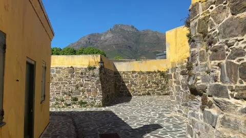 A view of the famous Devil’s Peak from behind the barracks of the famed Cape Stock Footage 306672722